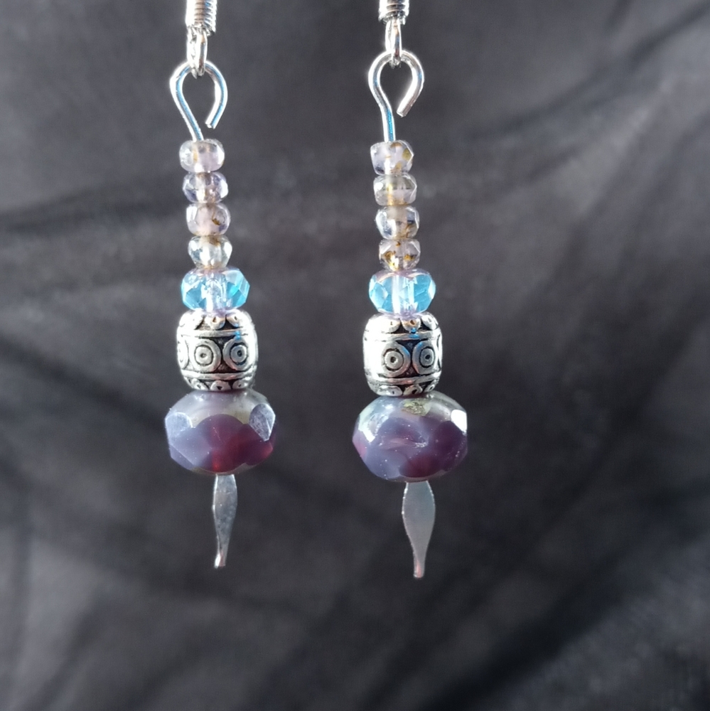 Periwinkle glass bead earrings - Picture 2 of 5